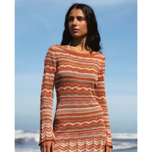 Vestido corto ajustado con mangas acampanadas