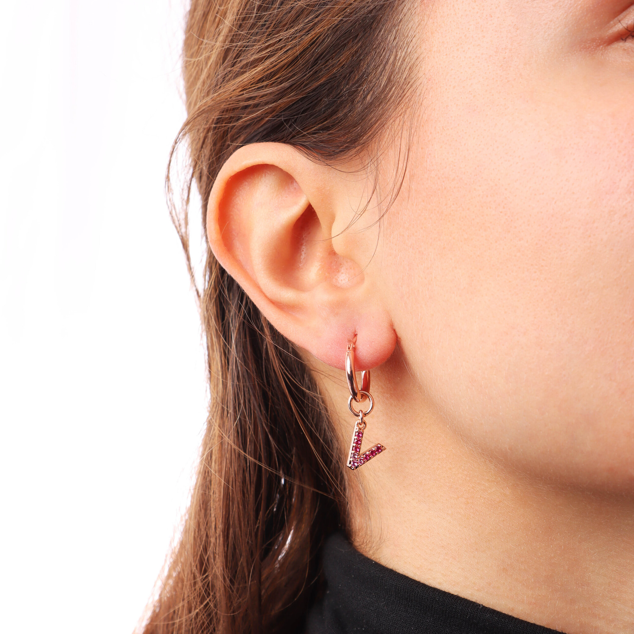 Orecchino a Cerchio con Ciondolo Lettera V in Pavé di Cubic Zirconia Rosa