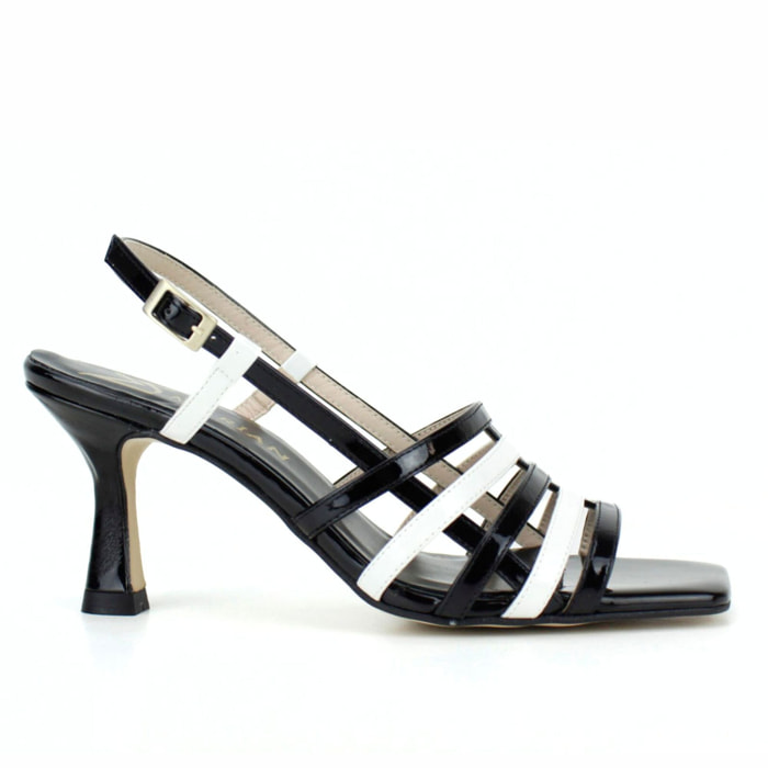 Sandalia tiras en blanco y negro. Tacón 7 cm