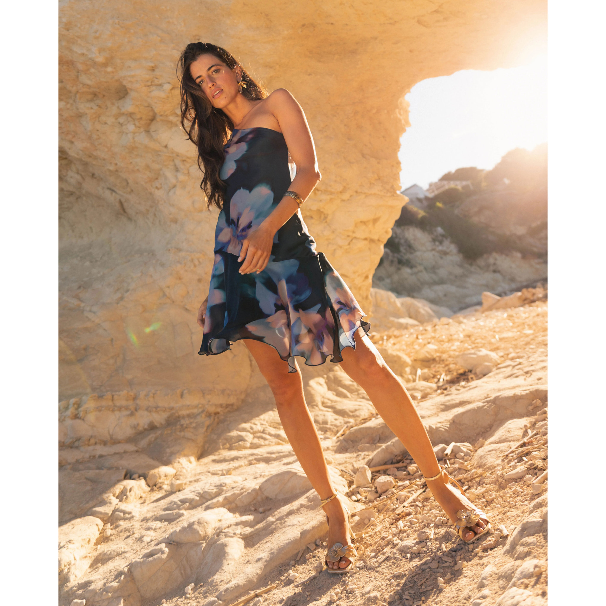 Vestido corto con escote asimétrico