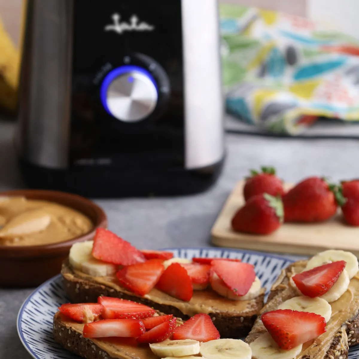 Batidora de vaso JATA BT604N de 1300 W. 4 cuchillas. 2 velocidades + pulse. Pica hielo