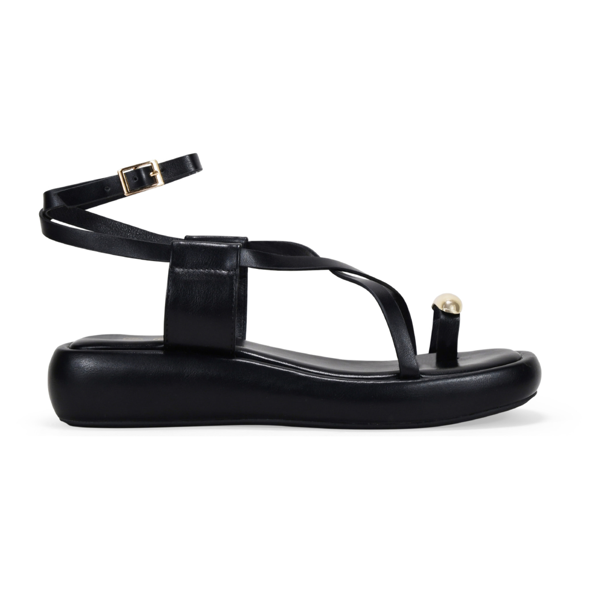 Sandalias de dedo negras con anillo metálico y plataforma