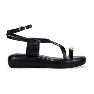 Sandalias de dedo negras con anillo metálico y plataforma