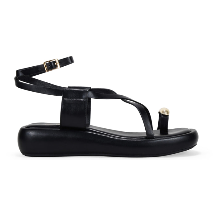 Sandalias de dedo negras con anillo metálico y plataforma