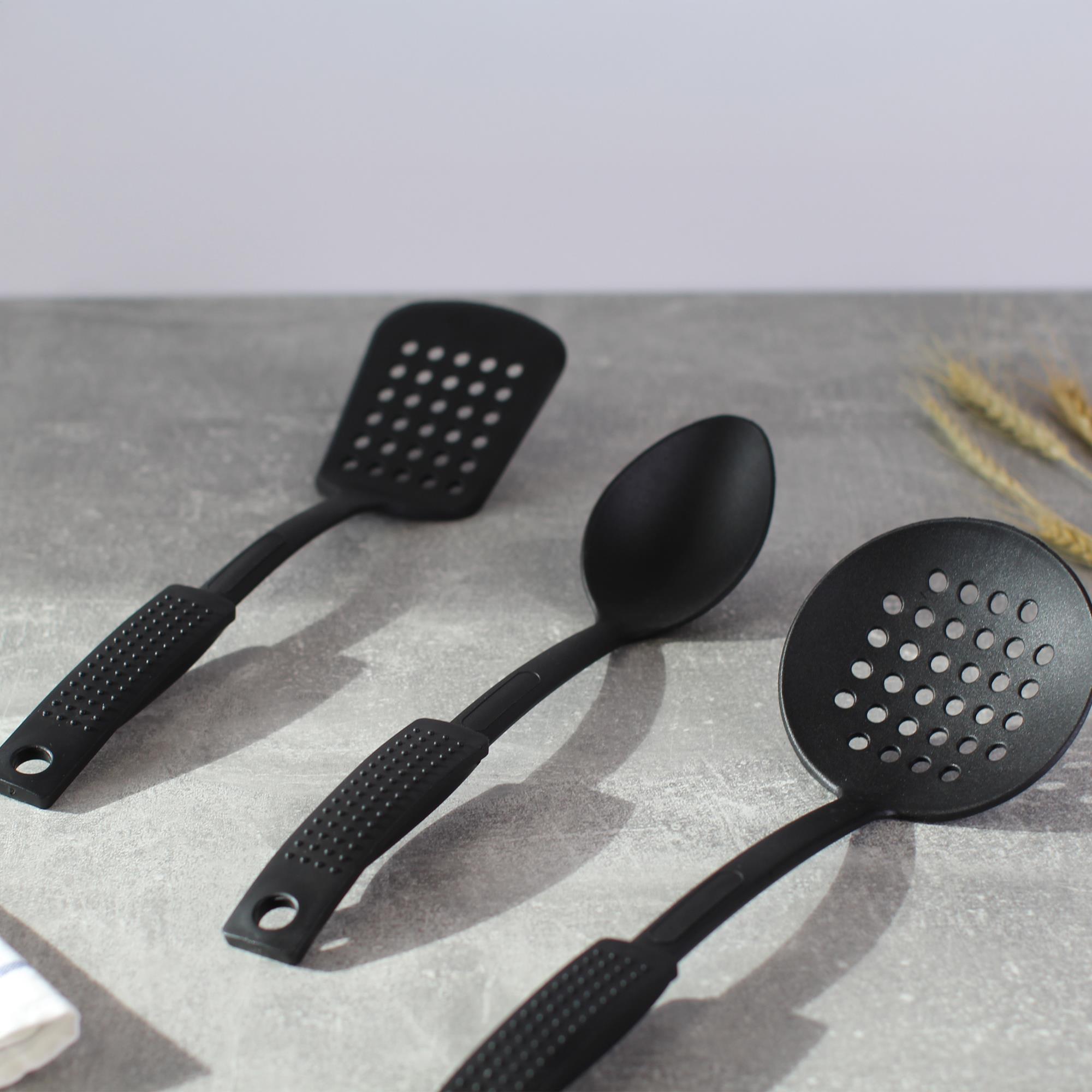 Set de 3 utensilios de cocina San Ignacio Dots en color negro (espátula ranurada, cuchara y espumadera)