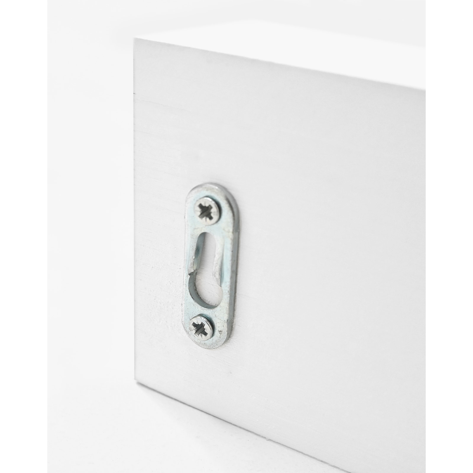 Colgador de pared de madera maciza en tono blanco de 61x9,5cm Alto: 9.5 Largo: 61 Ancho: 5.5