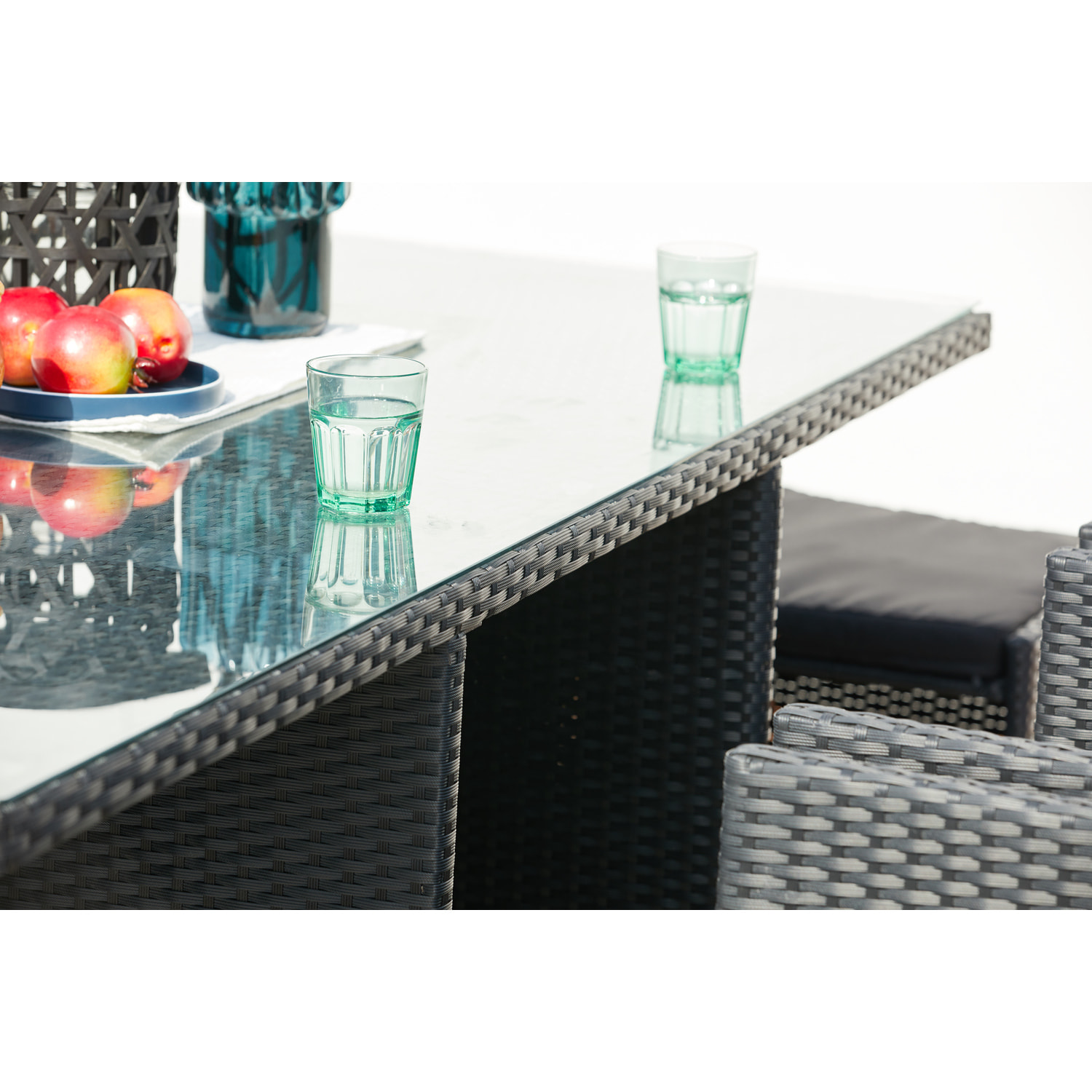 Table et chaises 8 places encastrables en résine noir-noir REGINA