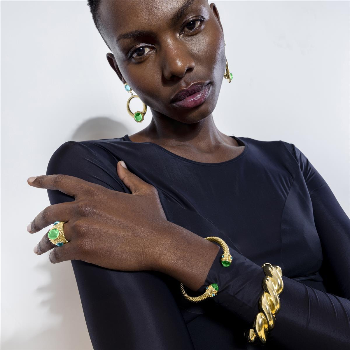 Brazalete LUX BY LUX acabado en oro amarillo 18K