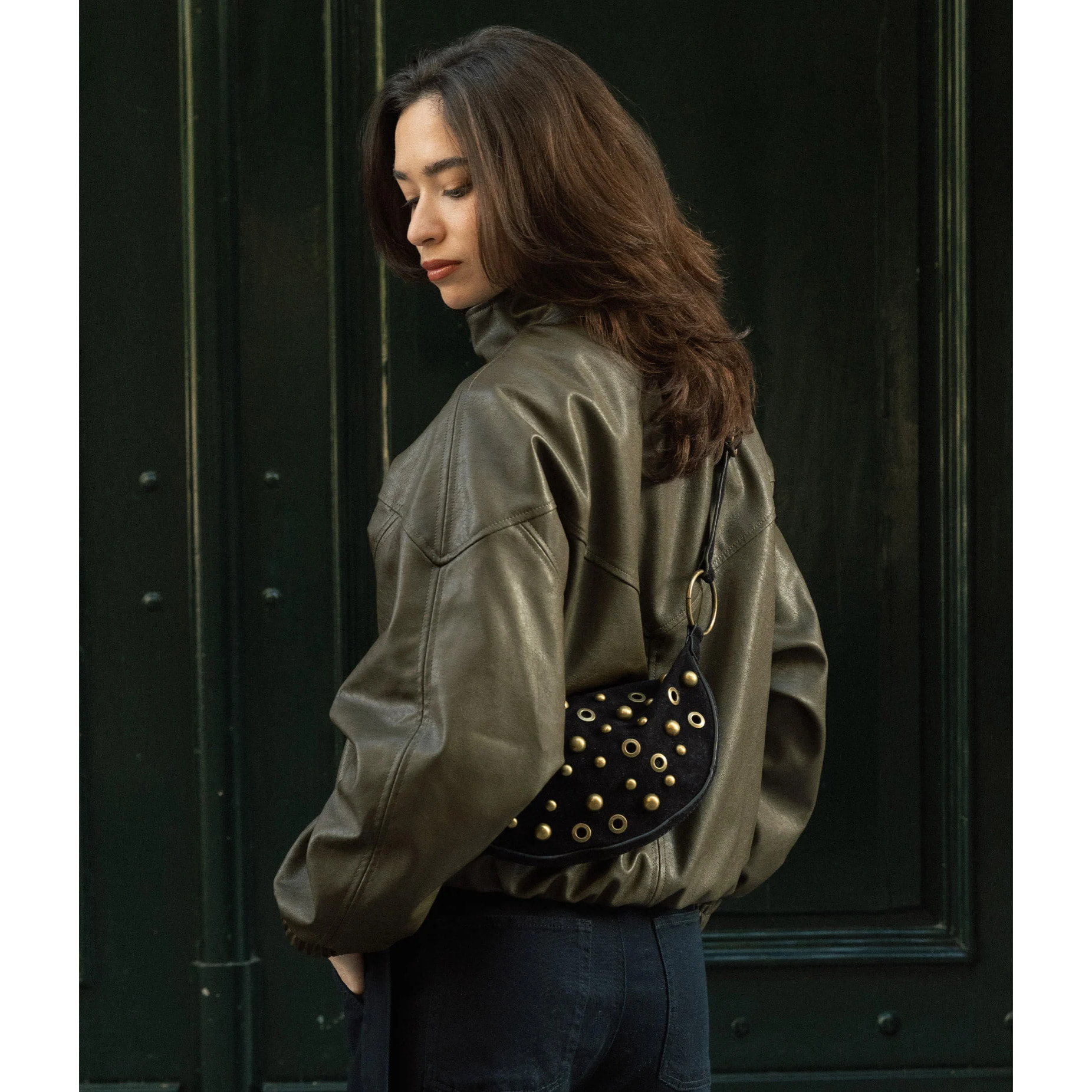 Bolso bandolera negro con tachas doradas