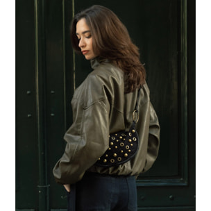 Bolso bandolera negro con tachas doradas