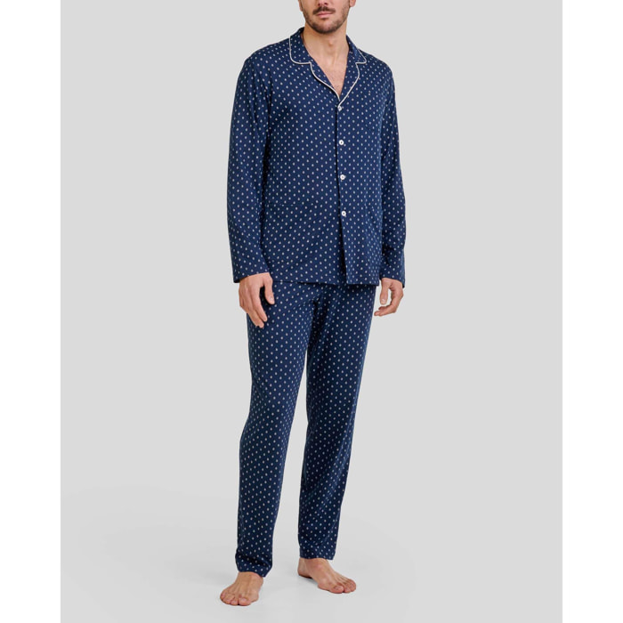 Pijama hombre estampado, parte superior abierta con botones, bolsillos de plastrón, manga larga y pantalón largo