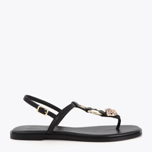 Sandalo con punta piatta e decorazioni metalliche