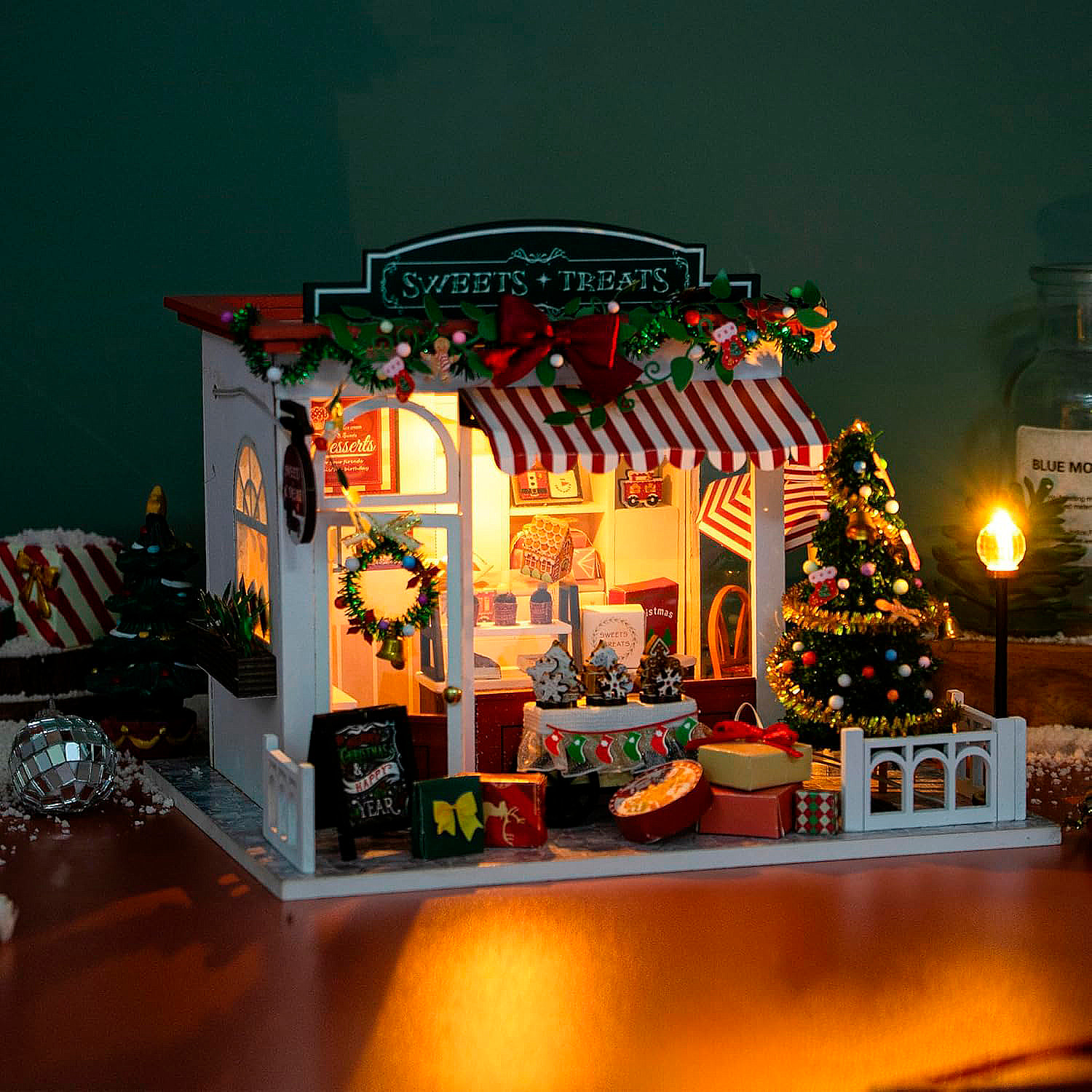 Casa de dulces navideña. Maqueta 3D realista con gran detalle y luces led.