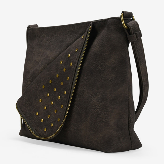 Bolso bandolera marrón con solapa de tachas