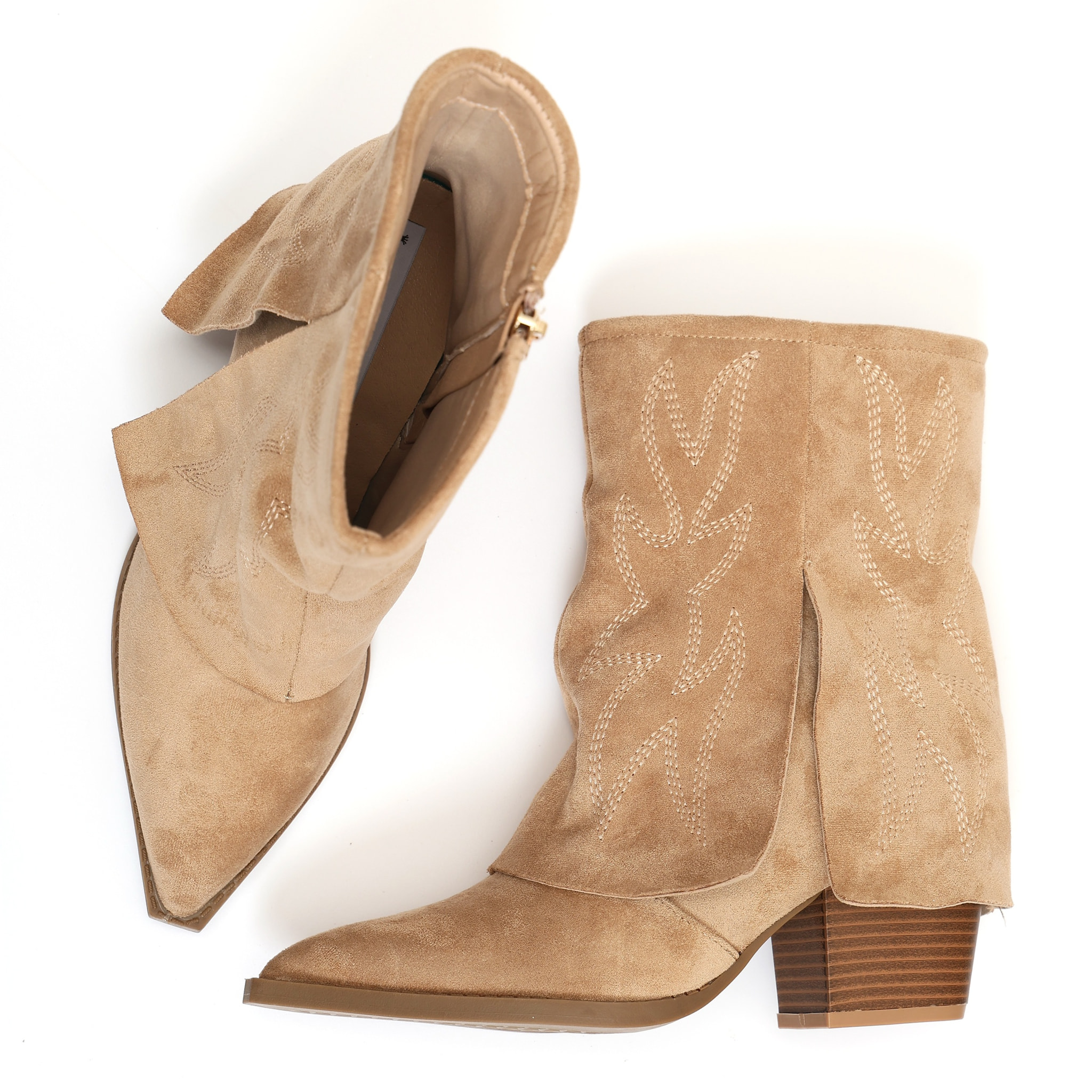 Stivaletti texani in simil pelle scamosciata con risvolto e ricamo