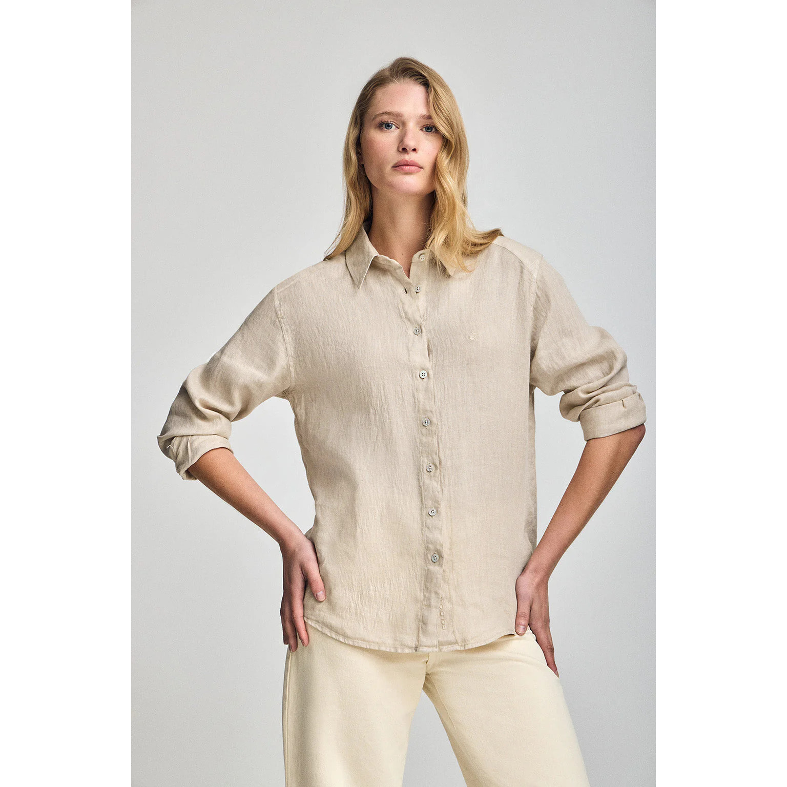 Camicia sabbia in lino tinta in capo con monogramma ricamato