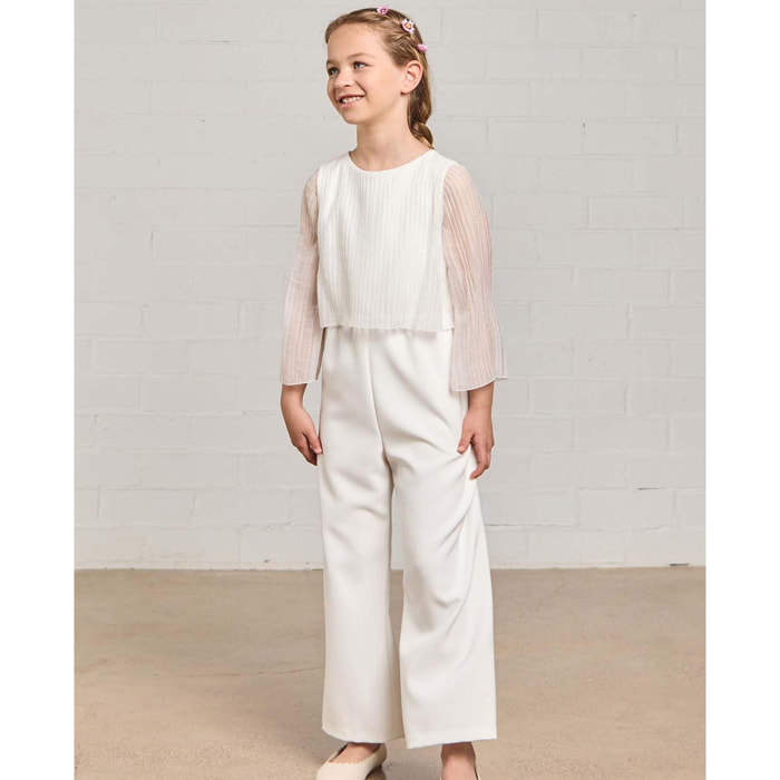 Mono de comunión de organza plisada con mangas 3/4 transparentes.