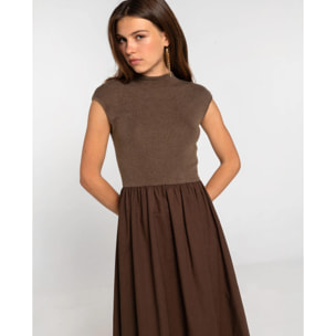 Vestido marrón con top de punto y falda larga de tejido plano