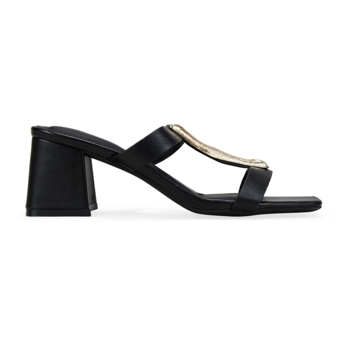 Sandalias de tacón negras con aplique metálico