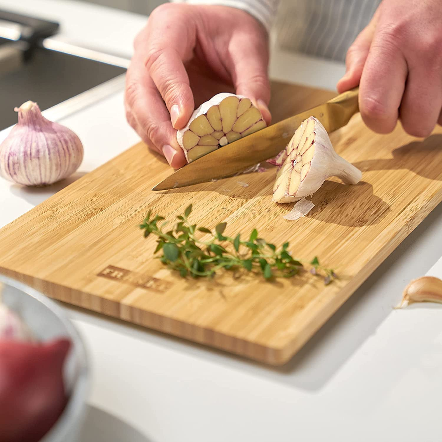 ALL IN Set d'accessoires universel Planche à découper Bambou 32x20 + Panier égouttoir PVC Noir Sanitized (ALLINSET-1)