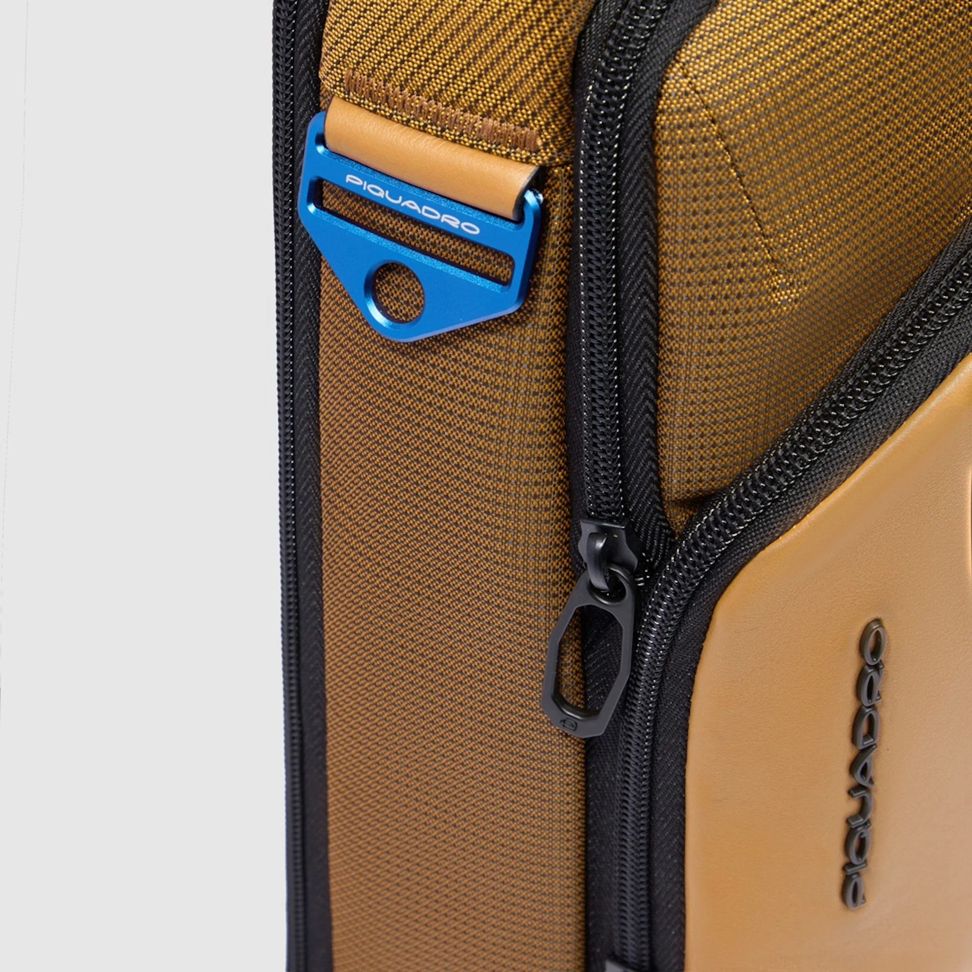 Piquadro Monospalla porta iPad®mini in tessuto riciclato e materiale bio-based con protezione RFID