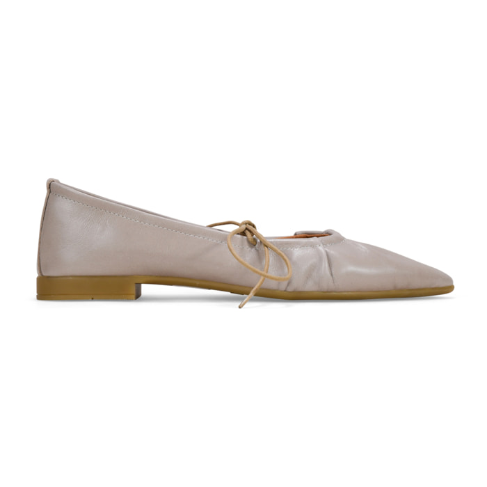 Bailarinas taupe en piel con puntera fina y fruncido