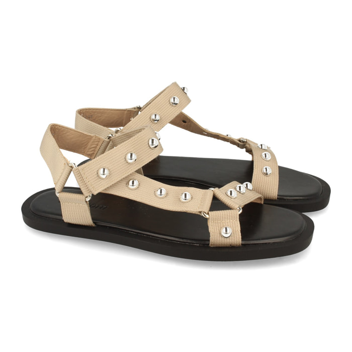 Sandalia Plana con Tachuelas y cierre autoadherente