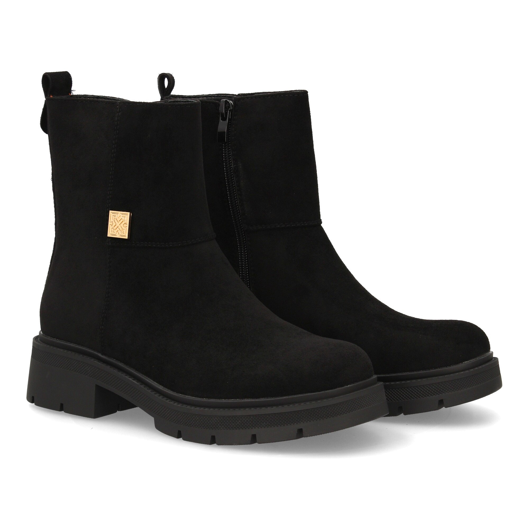 Botín moderno de mujer con detalle metálico