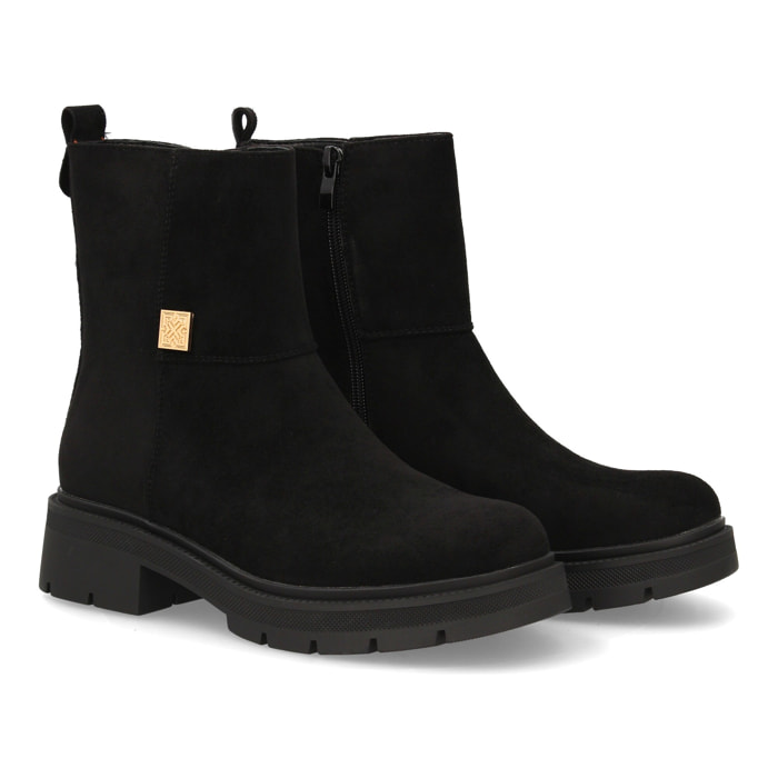 Botín moderno de mujer con detalle metálico