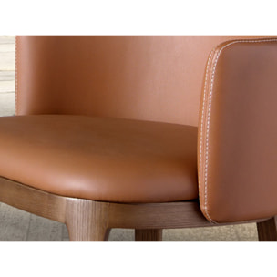 Taburete Angel Cerdá con asiento y respaldo tapizados en polipiel en marrón patas de madera chapada en nogal natural de estilo vanguardista a la vez que atemporal 53x51x84cm