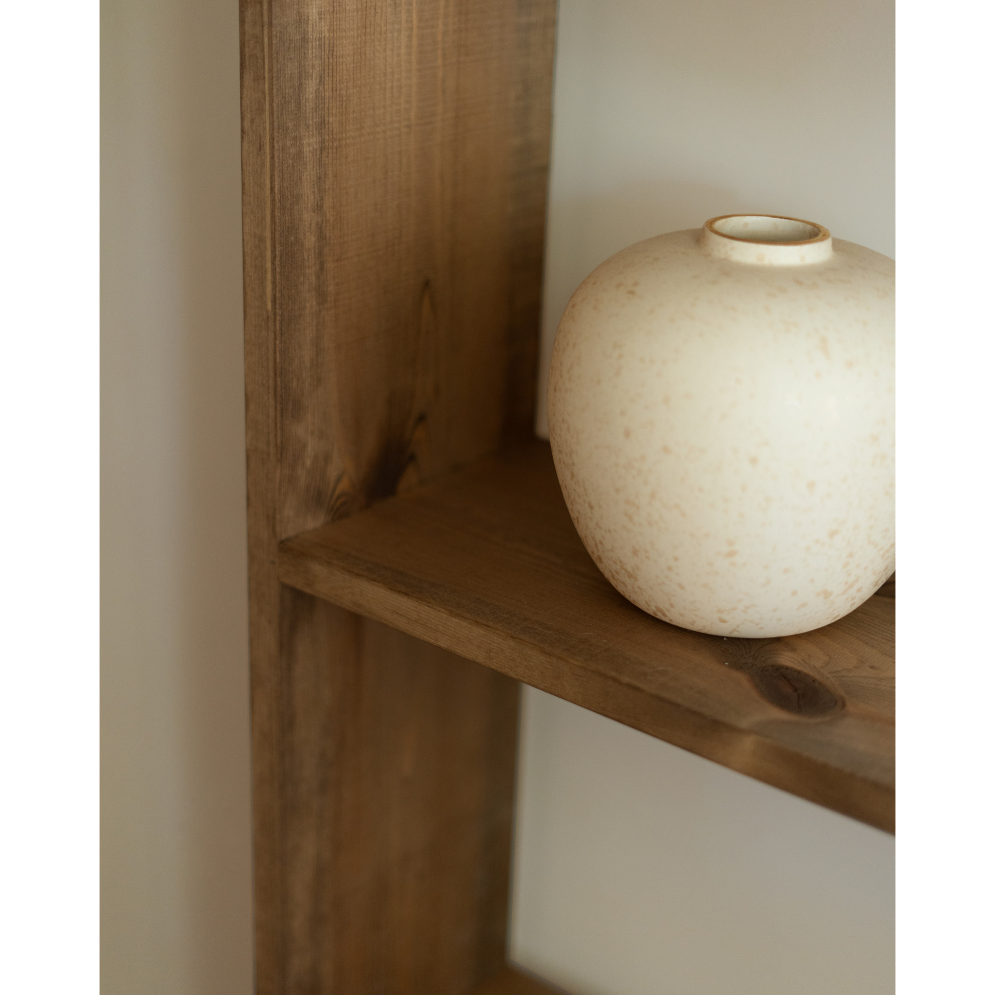 Estantería de madera maciza tono roble oscuro con 2 estantes Alto: 110 Largo: 80 Ancho: 20