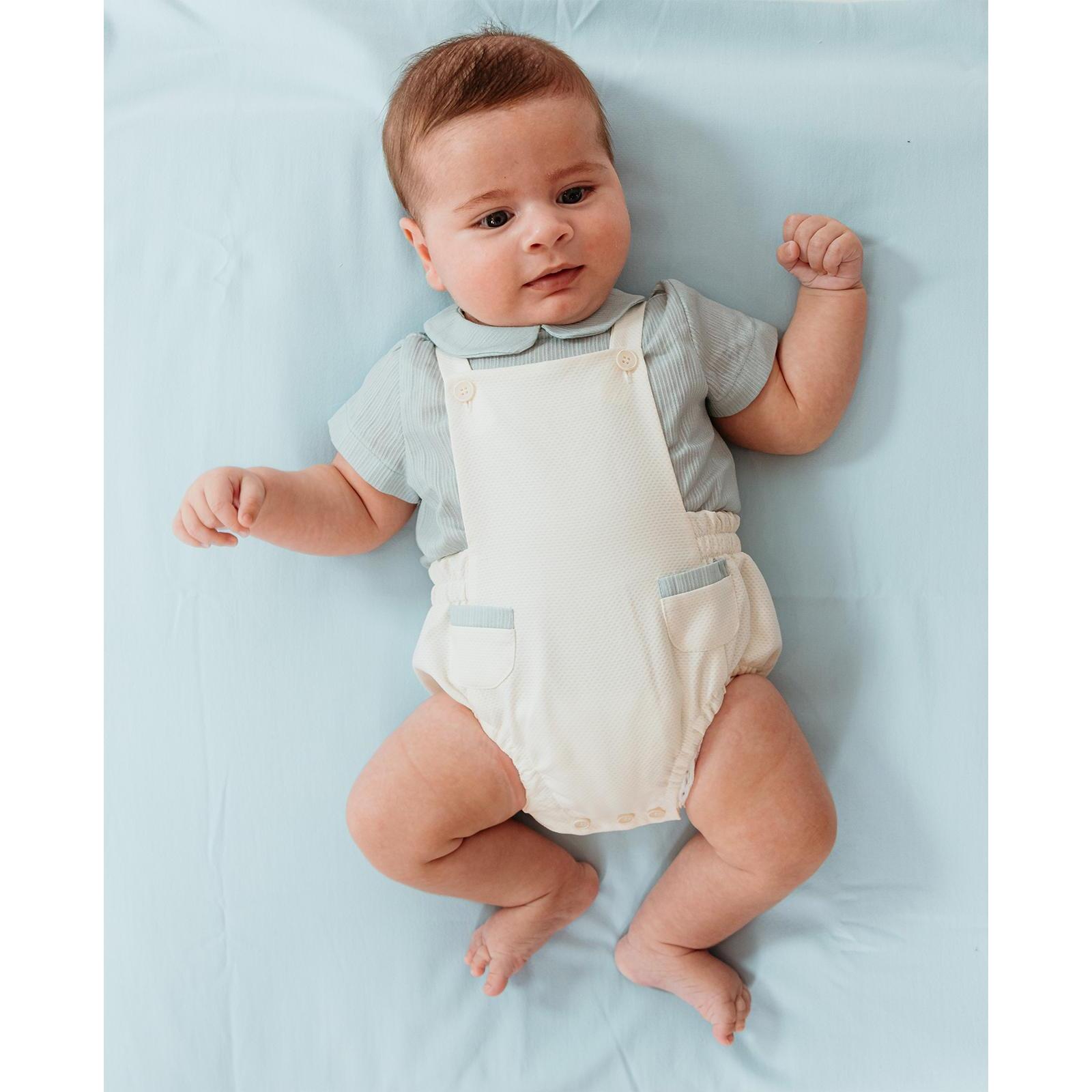 Camisa celeste de manga corta, con cuello bebe.