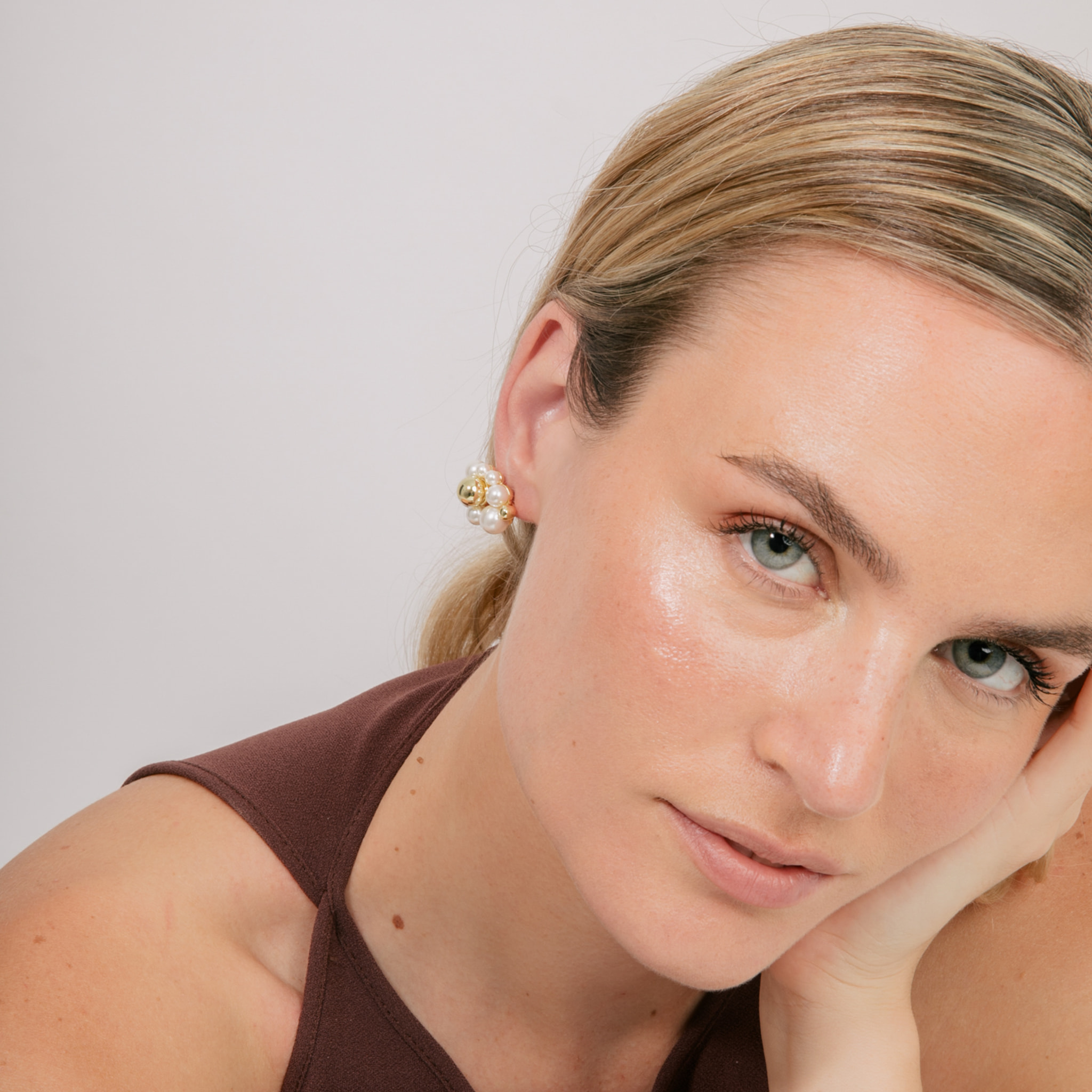 Pendientes de Perla Blanca acabado en oro amarillo 18k