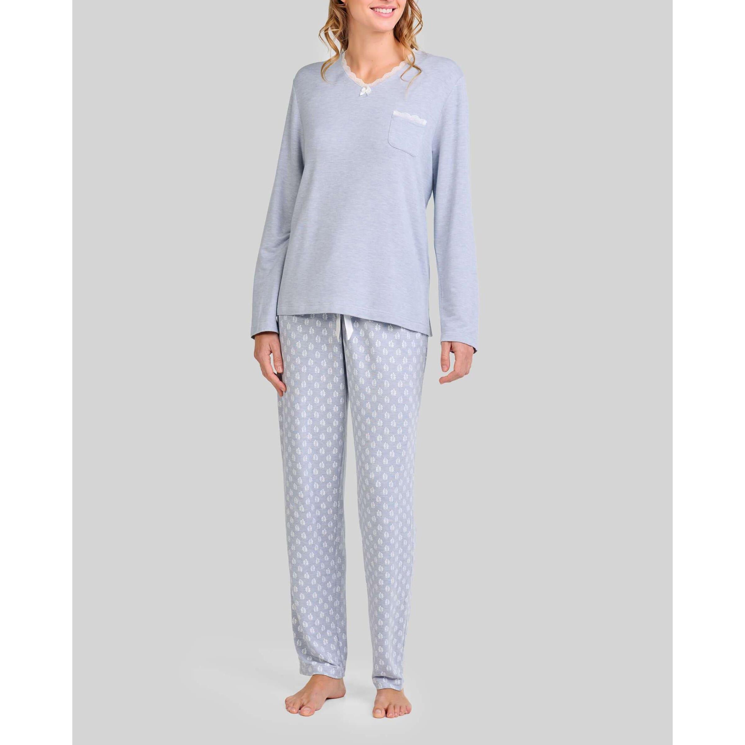 Pijama mujer tejido vigoré, escote en pico con detalle de encaje, cómoda manga larga y pantalón largo estampado de hojas