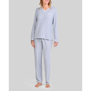Pijama mujer tejido vigoré, escote en pico con detalle de encaje, cómoda manga larga y pantalón largo estampado de hojas