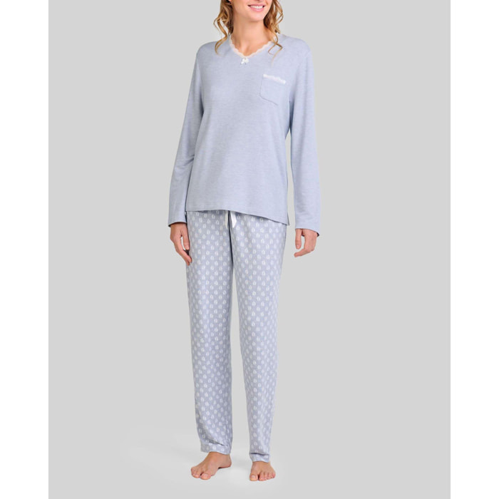 Pijama mujer tejido vigoré, escote en pico con detalle de encaje, cómoda manga larga y pantalón largo estampado de hojas