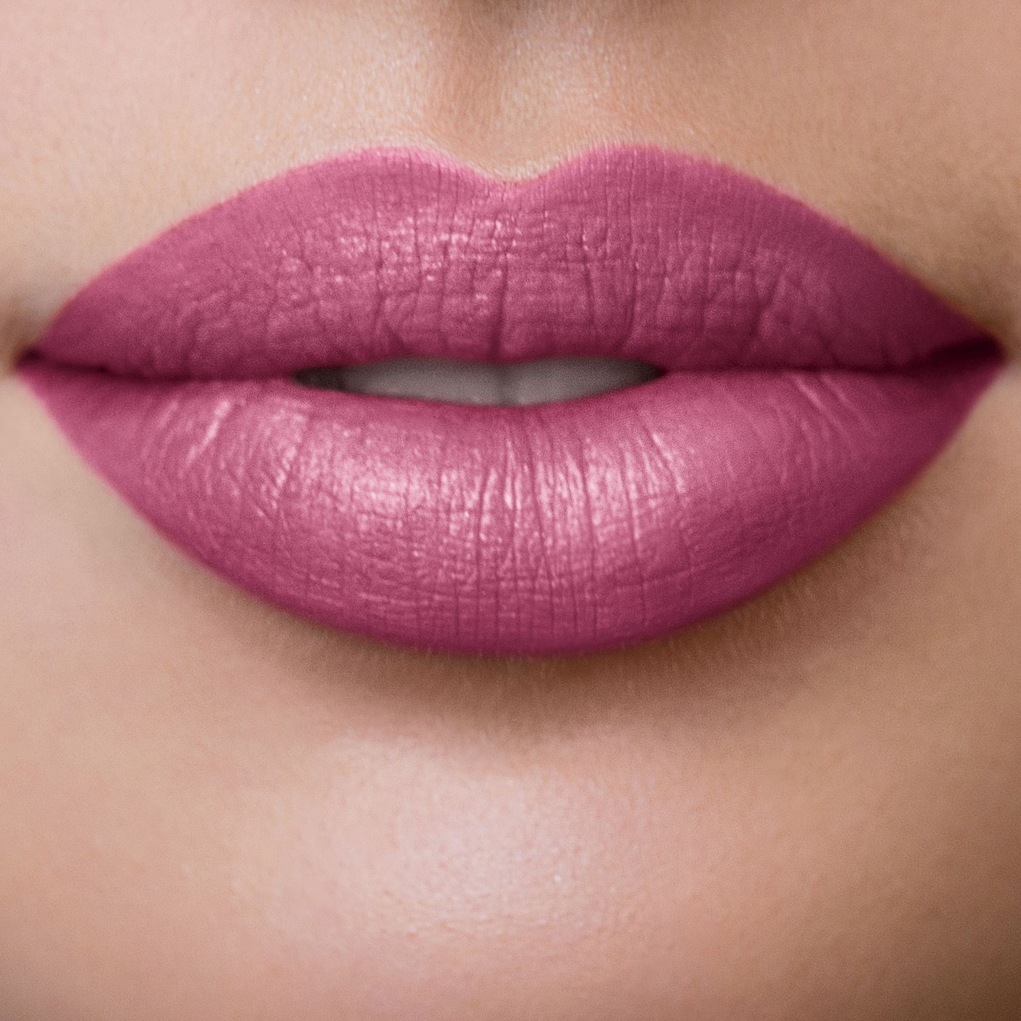LIP SHOT Rossetto satinato dalla texture leggera ed avvolgente
