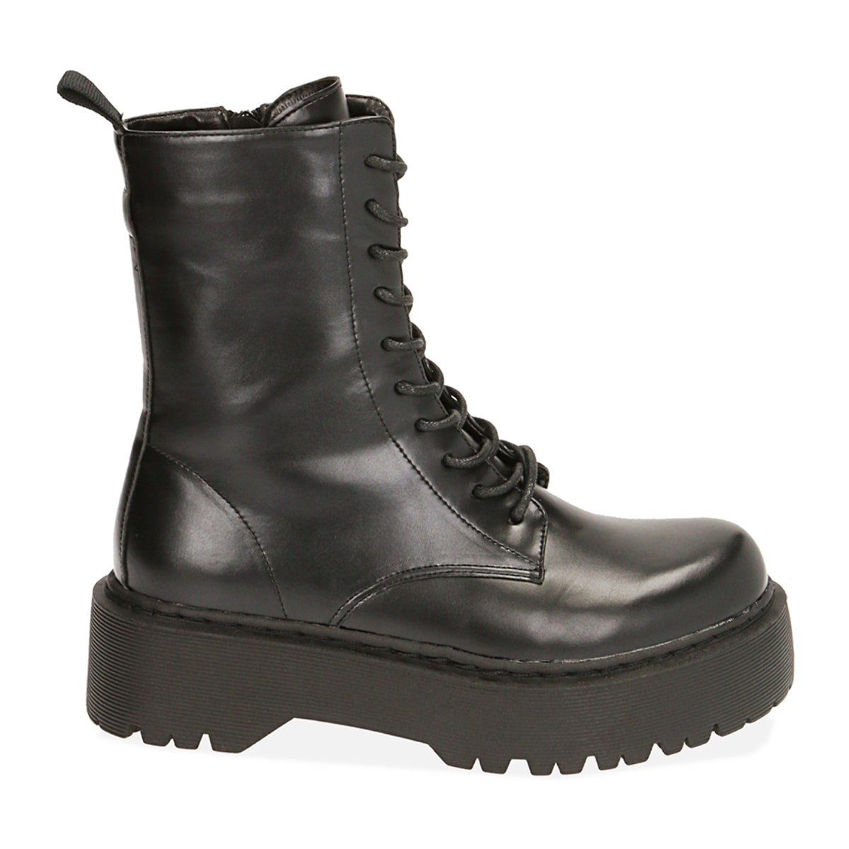 Botas militares desgastadas negras