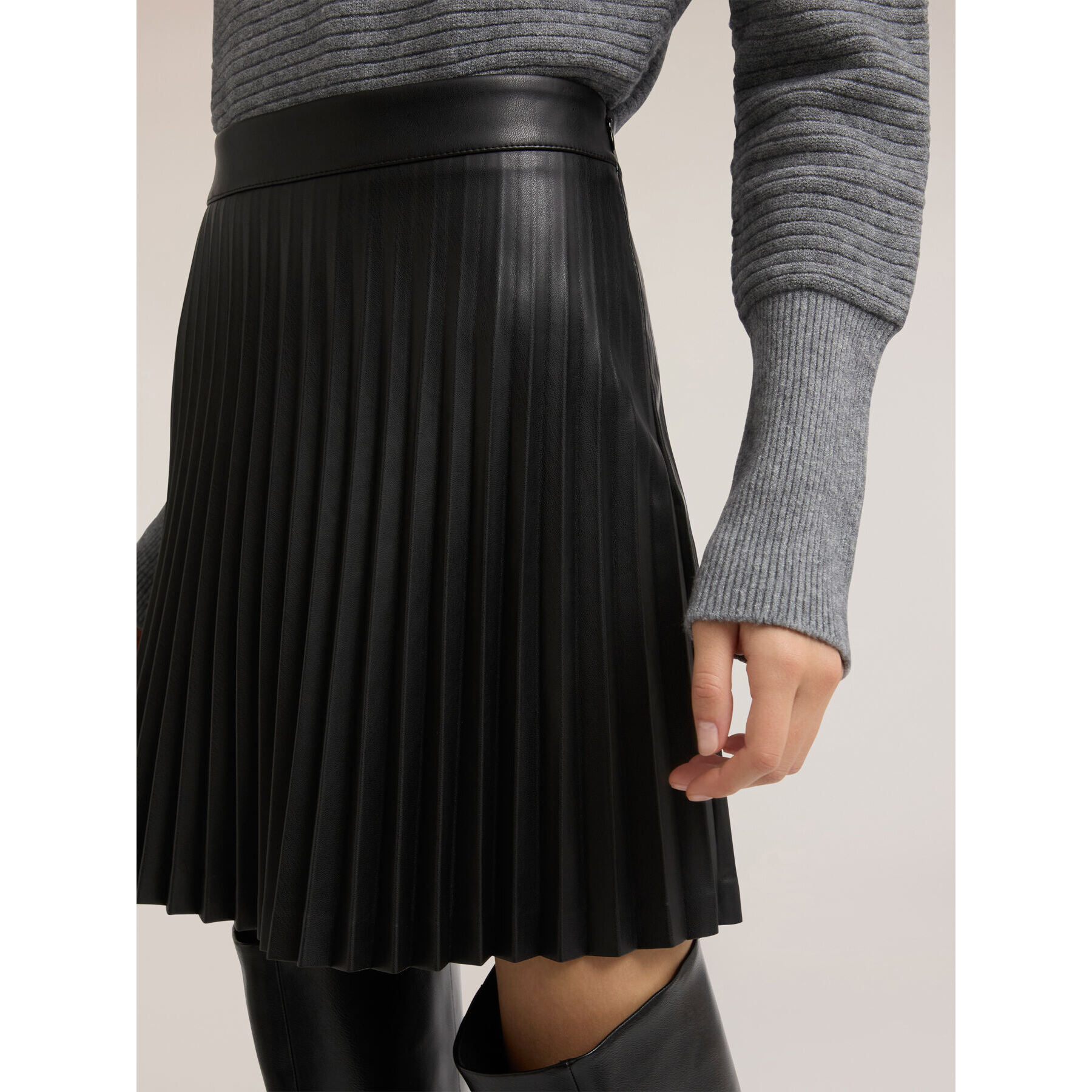 Motivi - Gonna corta a pieghe in tessuto spalmato - Nero