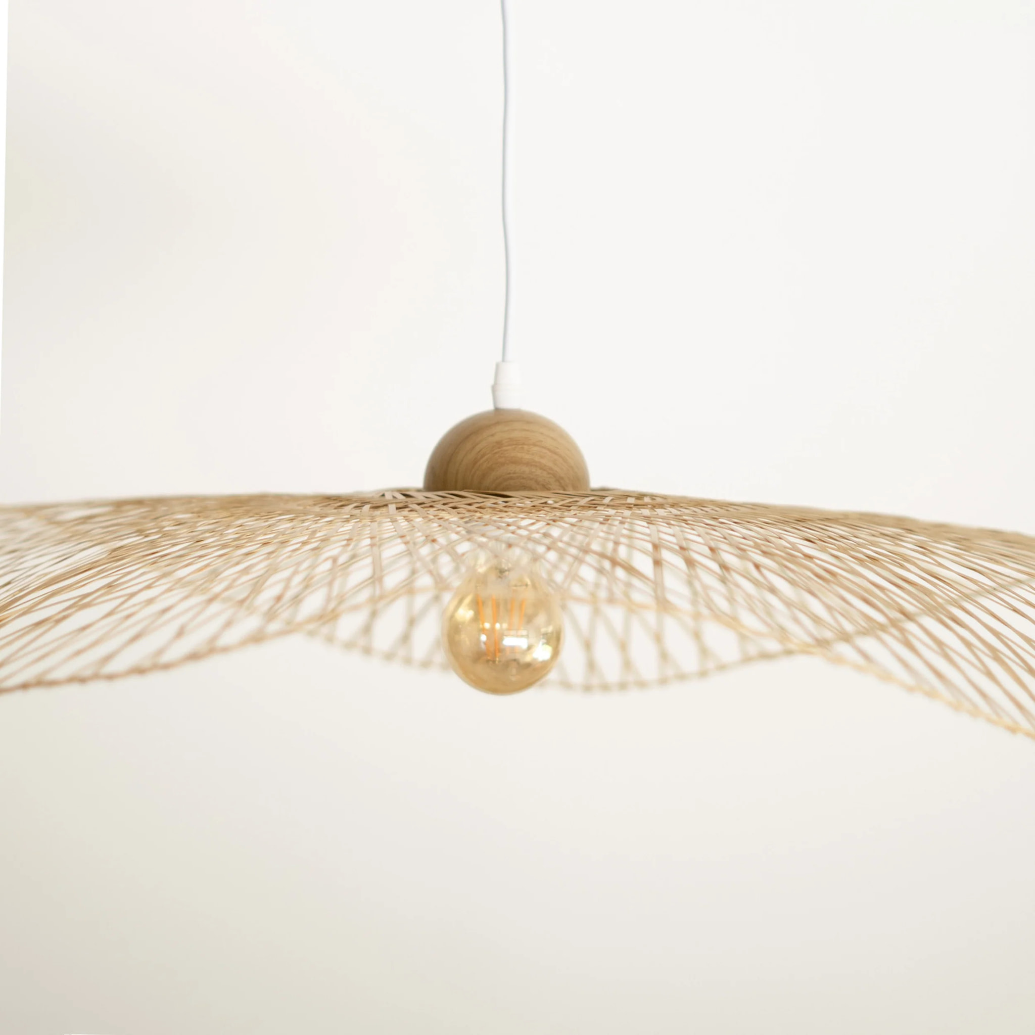 Suspension D75 cm en bambou avec fil blanc - Jipi