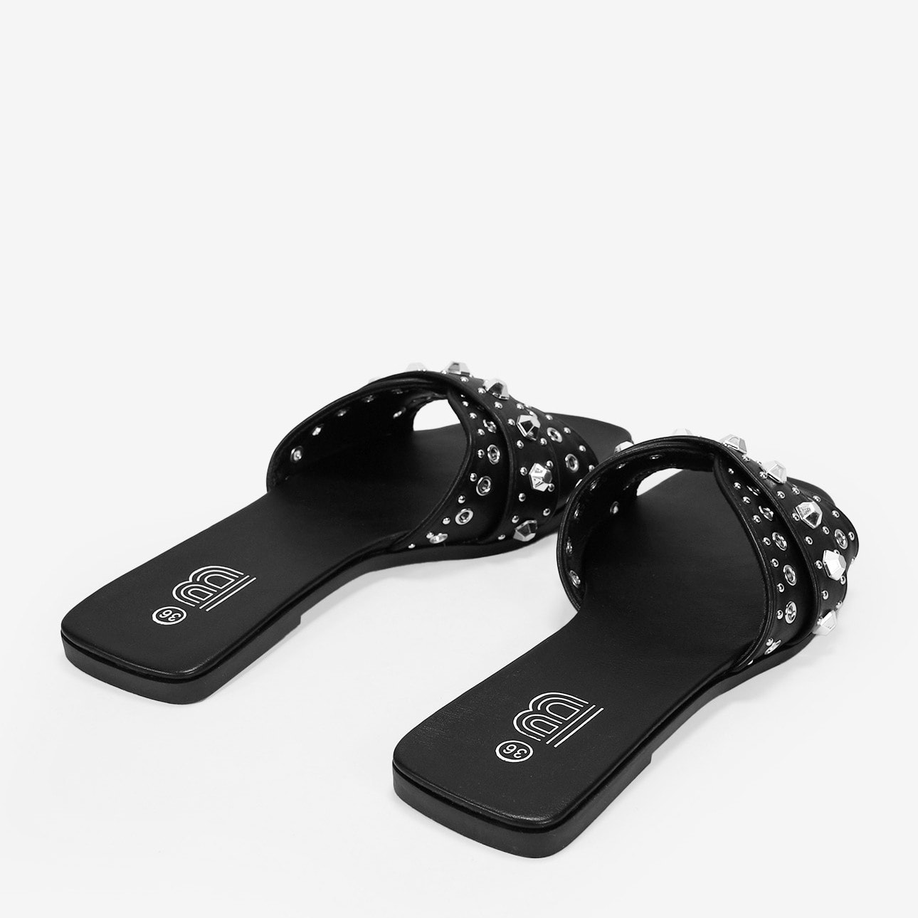 Sandalias planas negras con tachas metálicas