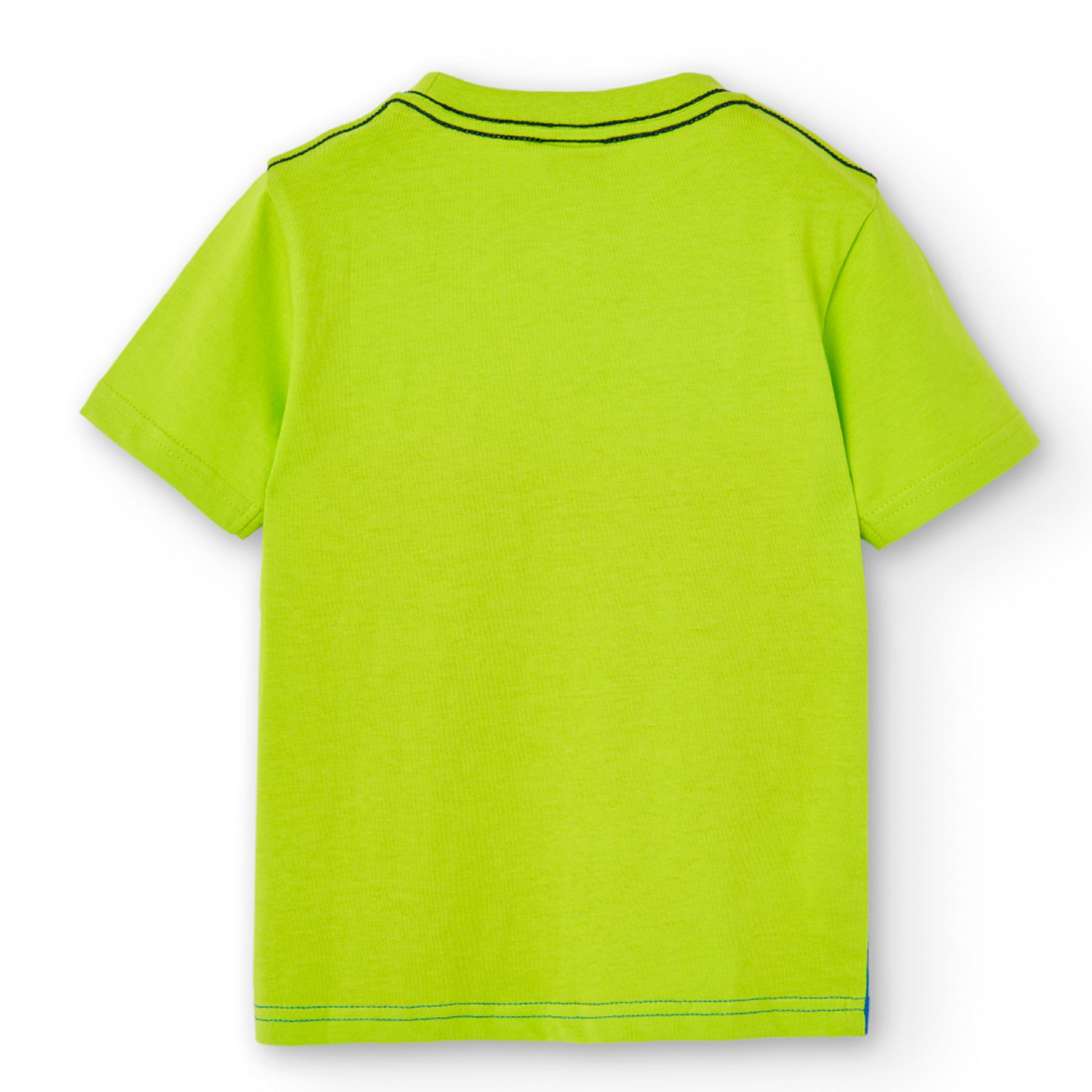 Camiseta en verde con manga corta y estampado frontal