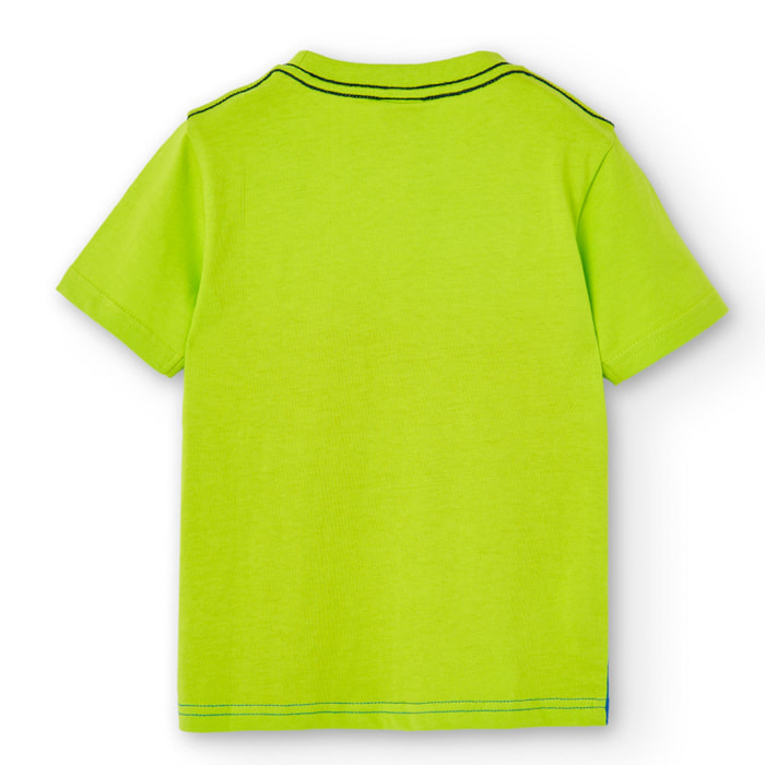 Camiseta en verde con manga corta y estampado frontal