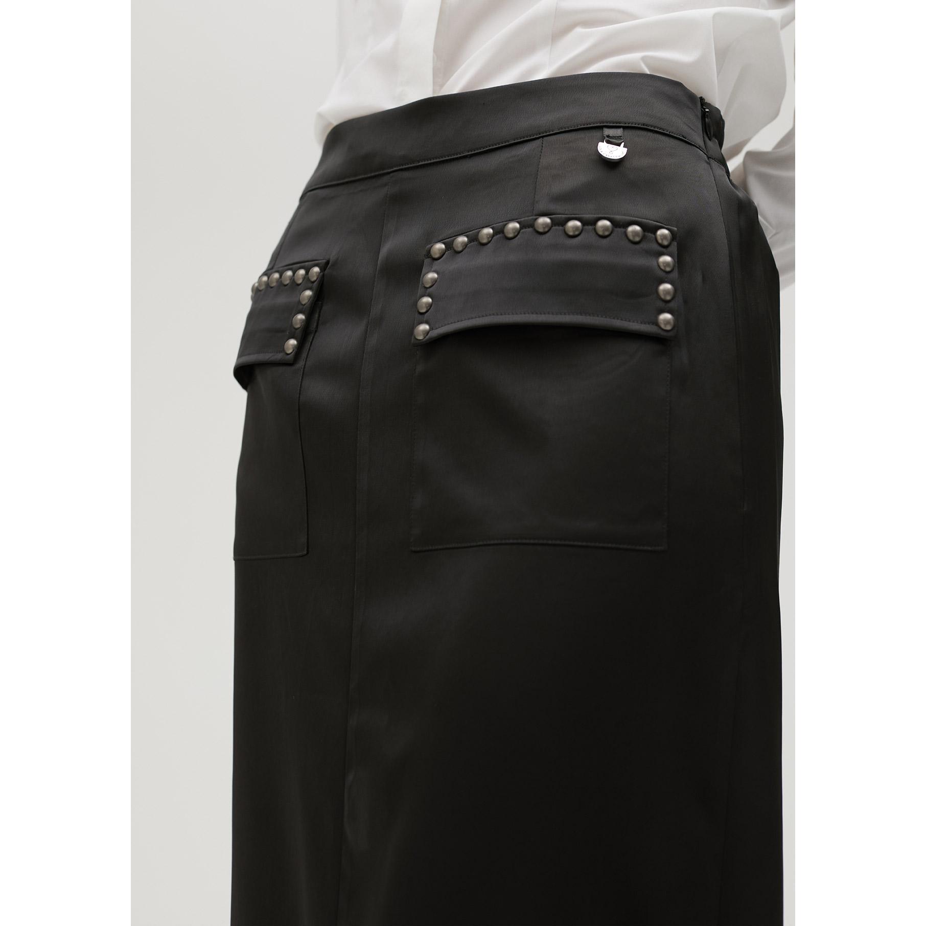 Gonna satinata con borchie