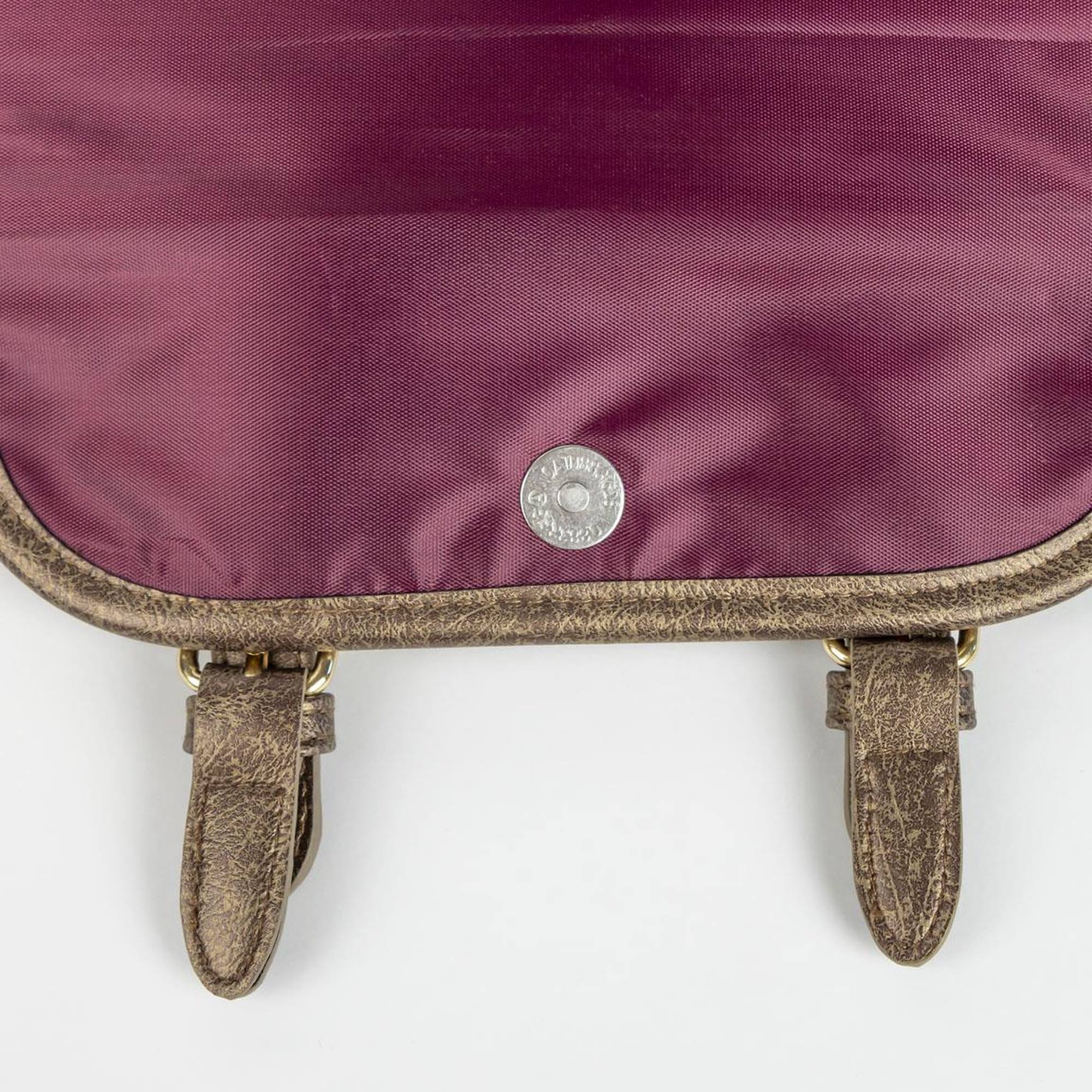 Mochila casual de harry potter - color marrón - 22.5x22.5x7.cm - fabricada en pu - diseño con solapa - estampado del escudo de hogwarts