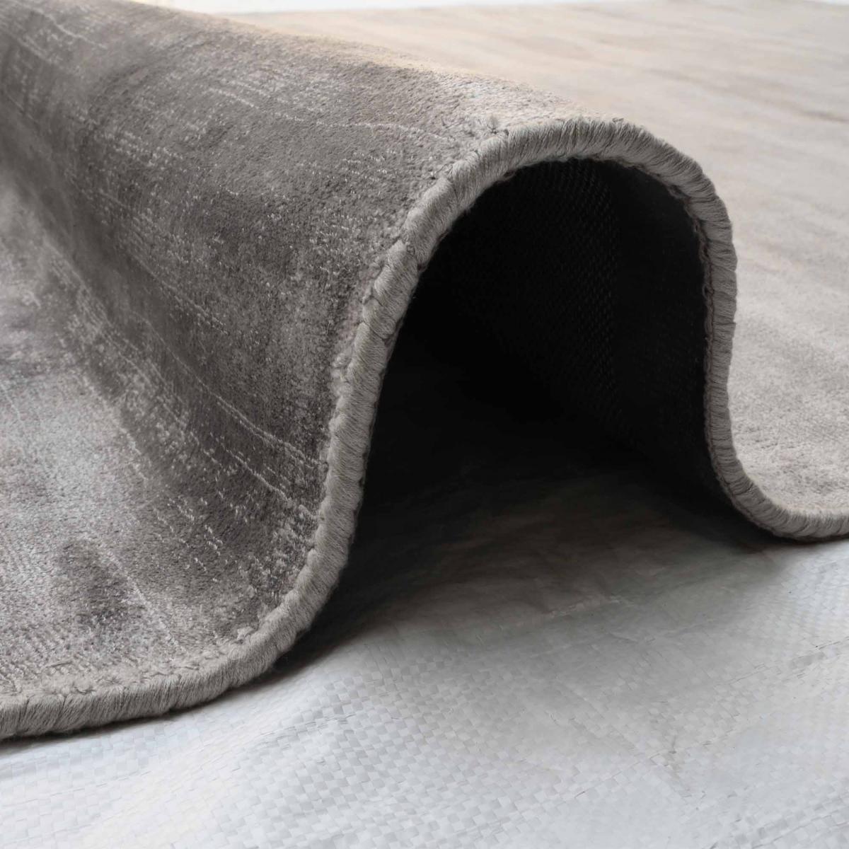 Tapis artisanal doux et soyeux tufté main en viscose