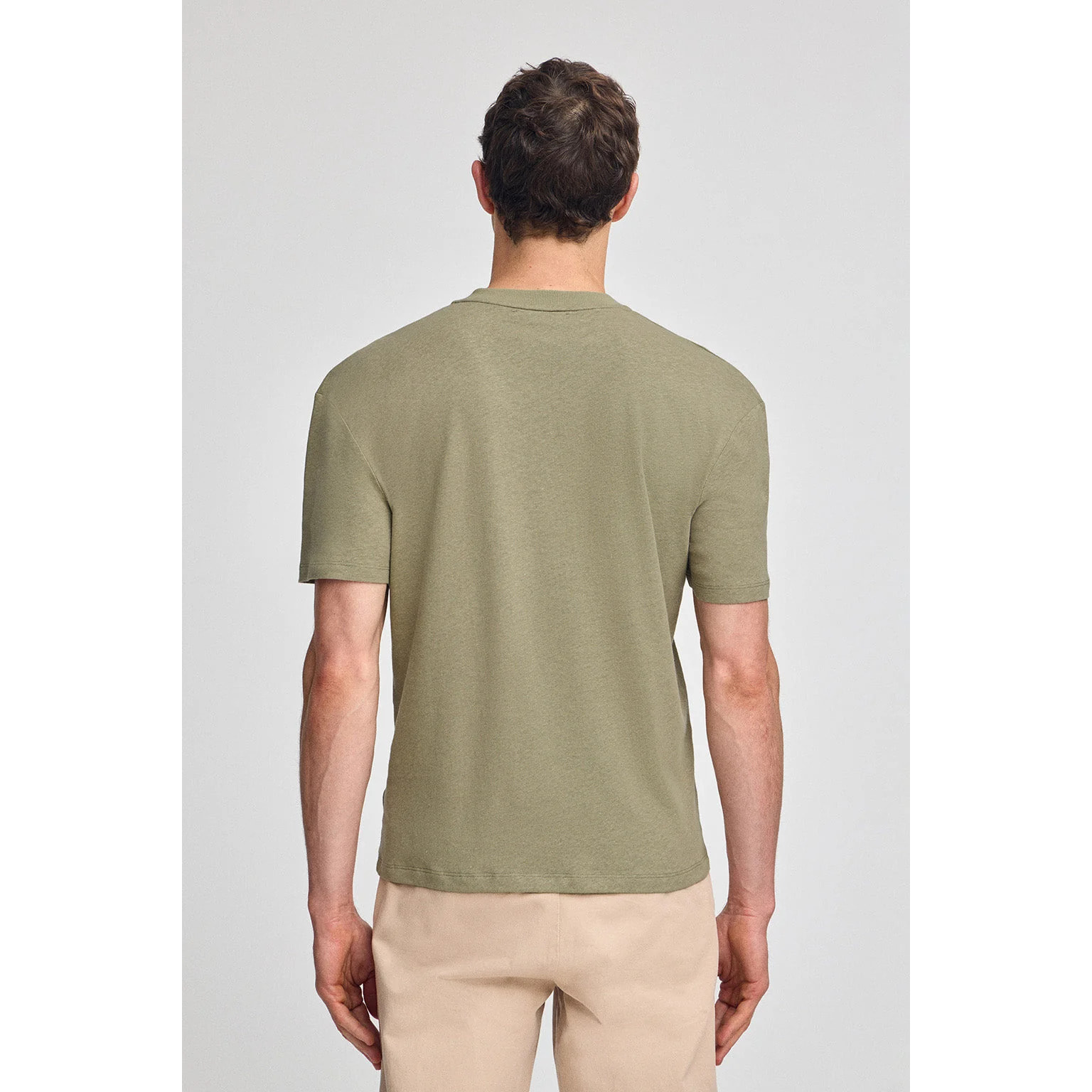 Camiseta verde en lino y algodón de cuello en pico y monograma bordado