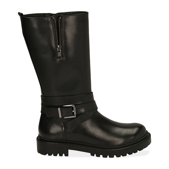 Bikers de piel negra con caña alta.