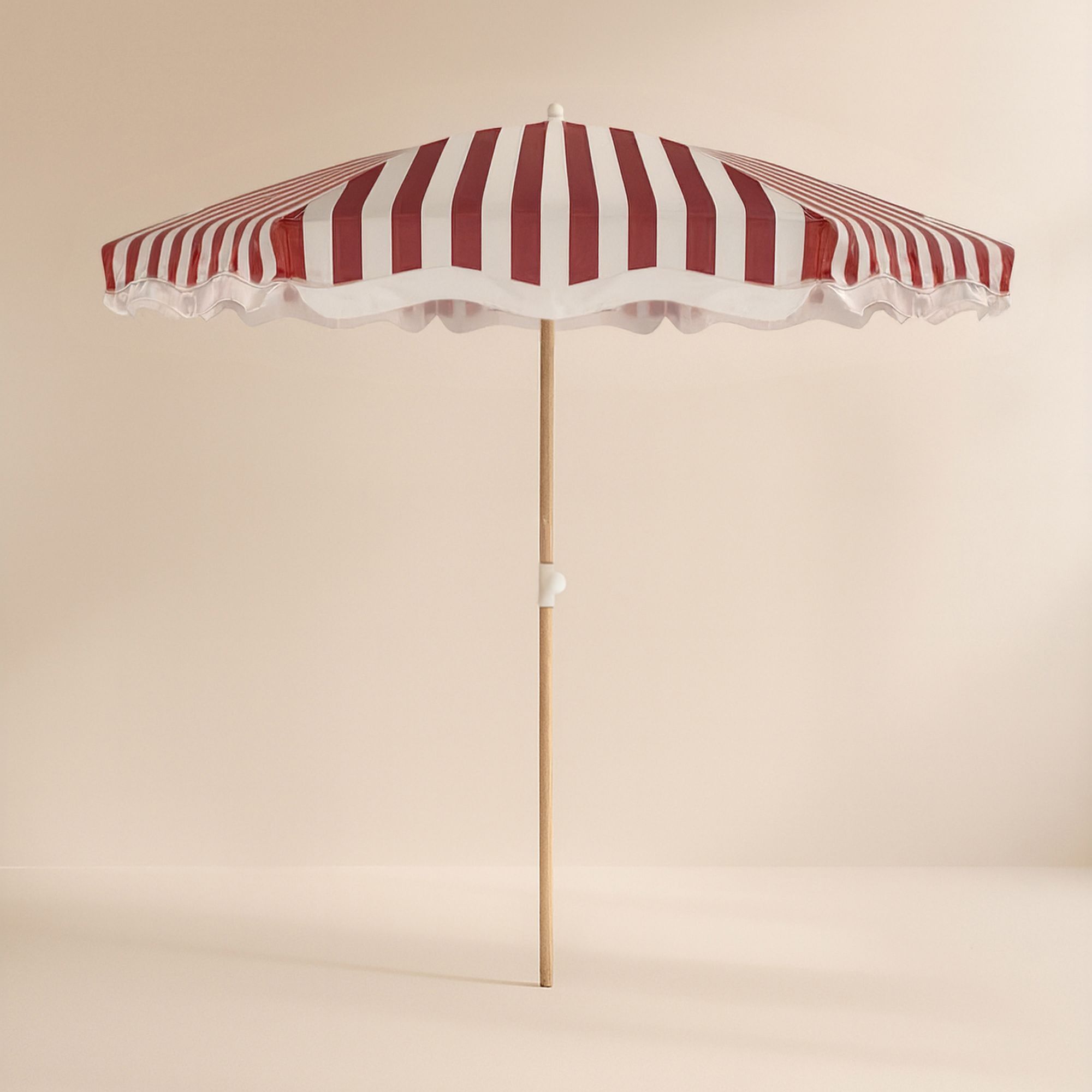 Parasol en polyester à rayure et métal imitation bois rouge ISOLA