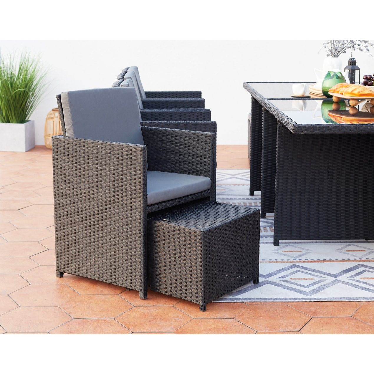 Table et chaises 12 places encastrables en résine noir/gris DALMA